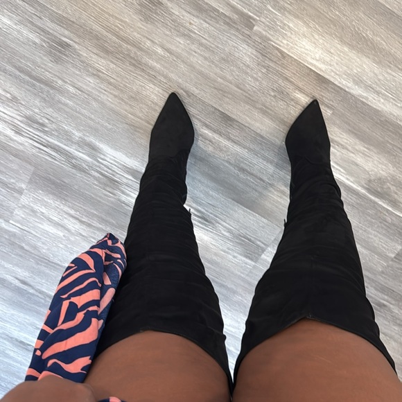 Over the knee black boots with pointed toe and gold decorative stiletto heel - Picture 8 of 8